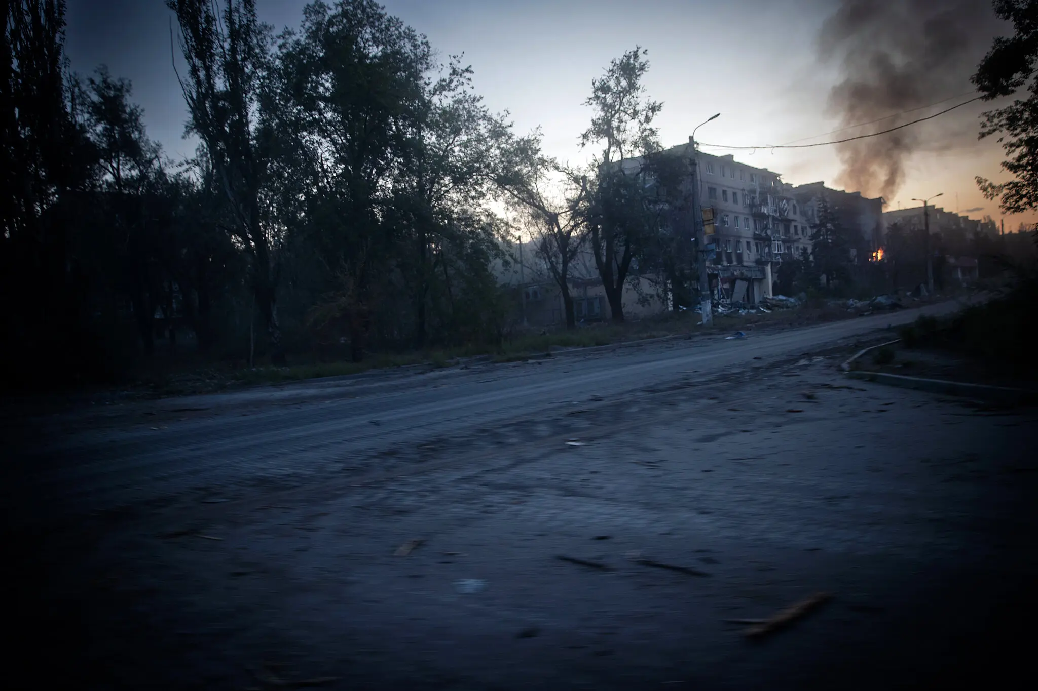 Російський літак вдарив по будівлі в Торецьку.